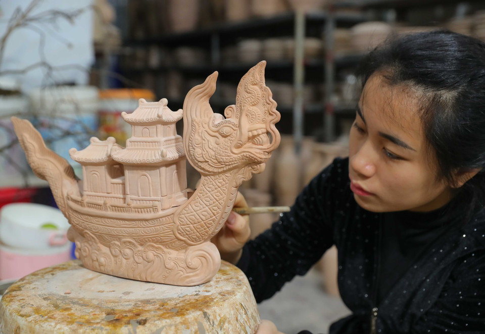 Как только керамическим изделиям придают форму, курильницы для благовоний в виде дракона оставляют сушиться в прохладном месте. (Фото: ВИА)