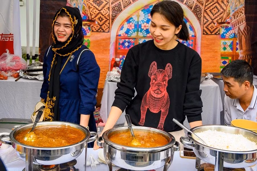Гастрономический павильон Ирана очаровывает многих посетителей вкусными, ароматными и аппетитными тушеными блюдами и блюдами на гриле. (Фото: Vietnam+)