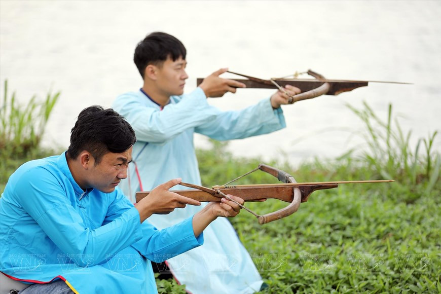 Традиционный наряд мужчин конг более прост и обычно состоит из рубашки и штанов из черной ткани чам. (Фото: VNP/ВИА)