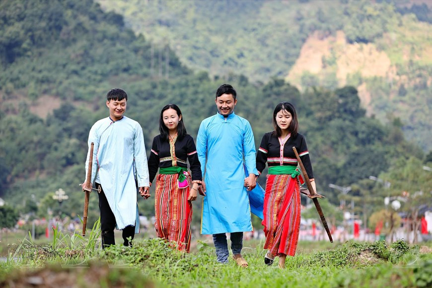 Молодые люди народности конг выглядят привлекательно в своих традиционных нарядах во время фестиваля. (Фото: VNP/ВИА)