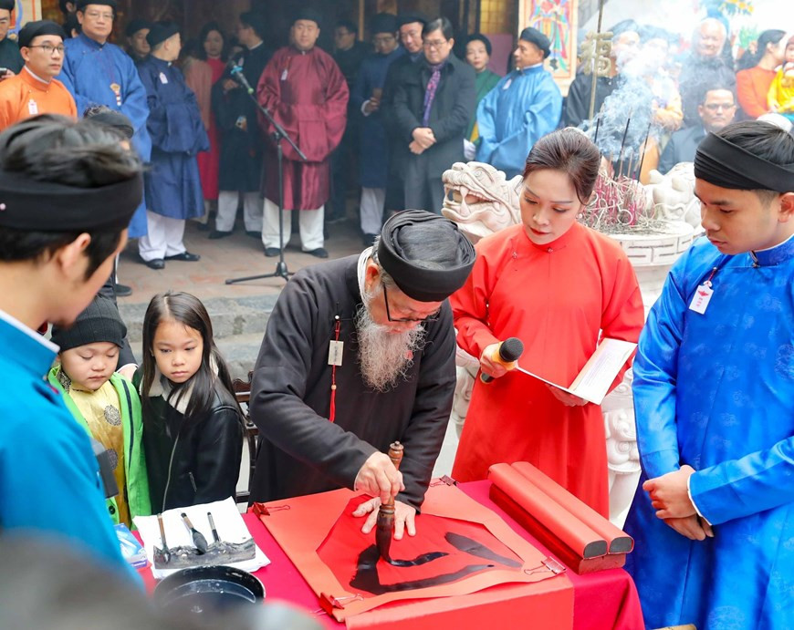 Каллиграфия - одно из культурных мероприятий, проводимых в рамках «Вьетнамского Тэта - Уличного Тэта» 2024 года. (Фото: ВИА)