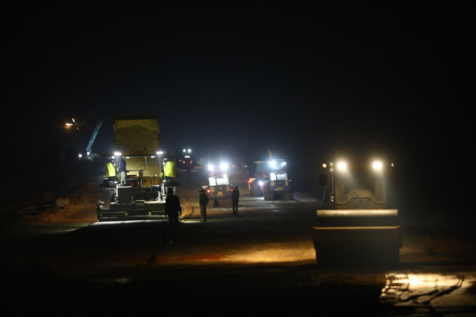 Ночное строительство скоростной автомагистрали Майшон – национальной автомагистрали 45 длиной 63 км. Ожидается, что её введут в эксплуатацию в апреле 2023 года. (Фото: ВИА)