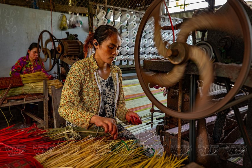 Процесс плетения циновок с использованием промышленного оборудования сокращает время, увеличивает производительность и экономит рабочую силу. (Фото: ВИА) 