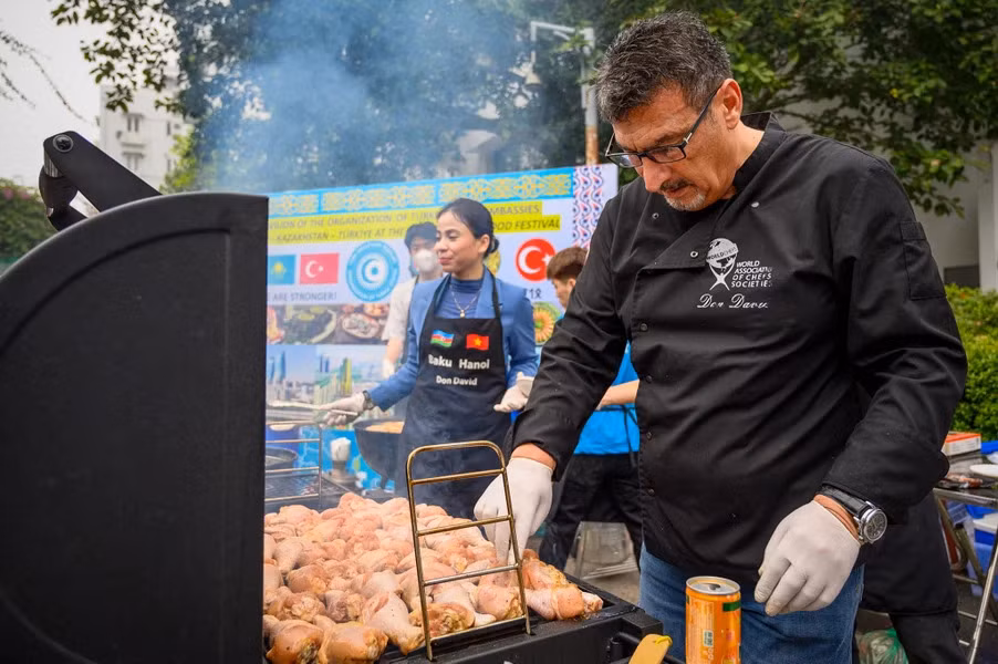 Курица гриль по-азербайджански вкусна и очень проста в приготовлении. В частности, приготовление курицы на гриле в этой стране – работа только для мужчин.