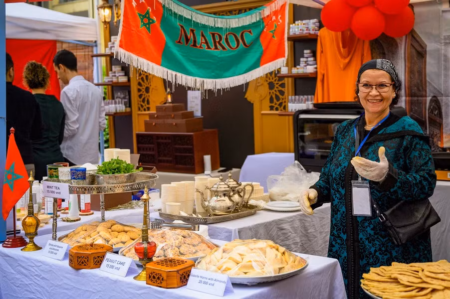 Марокко приносит вкус изысканных тортов и пирогов. Пироги выпекают в глиняной печи, затем кладут на слой гравия, чтобы сохранить тепло. Посетителям нравится ароматный, хрустящий, горячий «Арахисовый пирог». Кроме того, в марокканском гастрономическом пространстве также представлен «Мятный чай» - напиток, который подают на важных мероприятиях, таких как дни рождения и свадьбы… (Фото: Vietnam+)