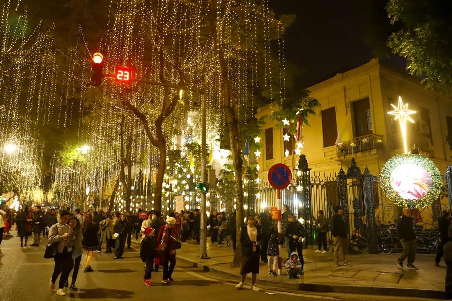 Рядом находится район прихода Хамлонг, мерцающий теплым желтым светом. (Фото: Vietnam+)