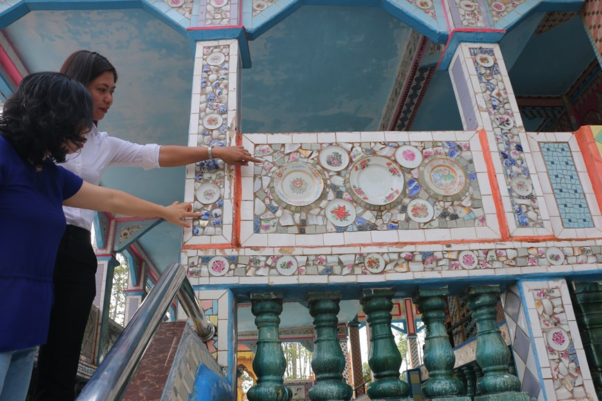 Пагода и внутренние колонны украшены разноцветными тарелками и чашами (Фото: ВИА)