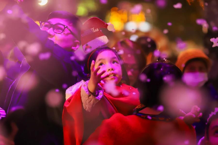 У многих детей это вызывает огромный интерес. Холодный воздух в Ханое в это время вместе со «снегом» создают атмосферу Рождества, прям как в западных странах. (Фото: Vietnam+)