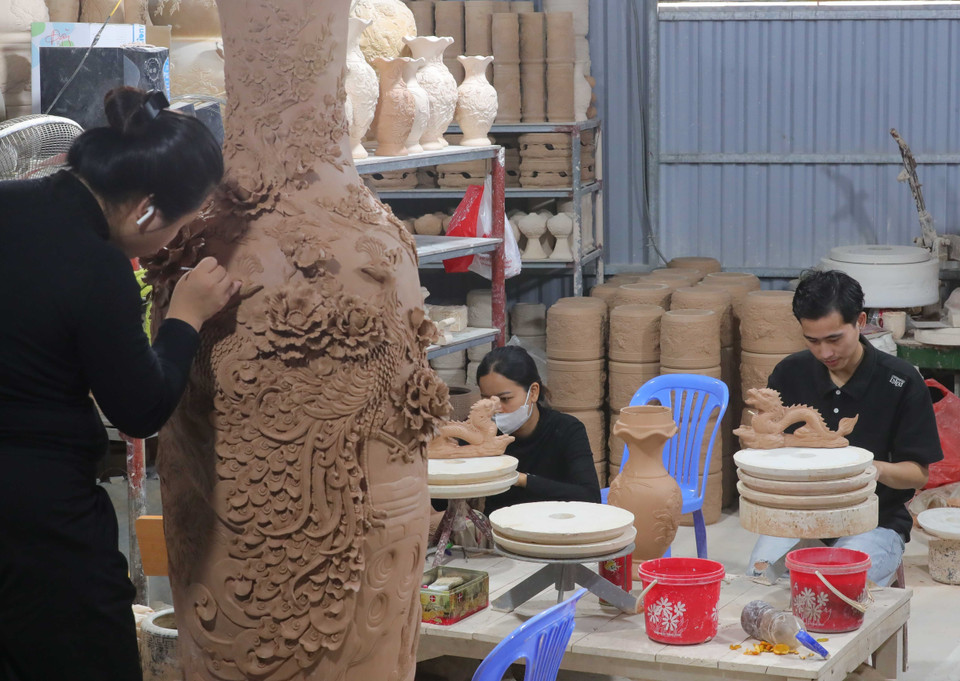 Керамические изделия Батчанг роскошны и изысканны, со сложными узорами, нанесенными вручную, и глянцевой глазурью, которая легко чистится и устойчива к пятнам.(Фото: ВИА)