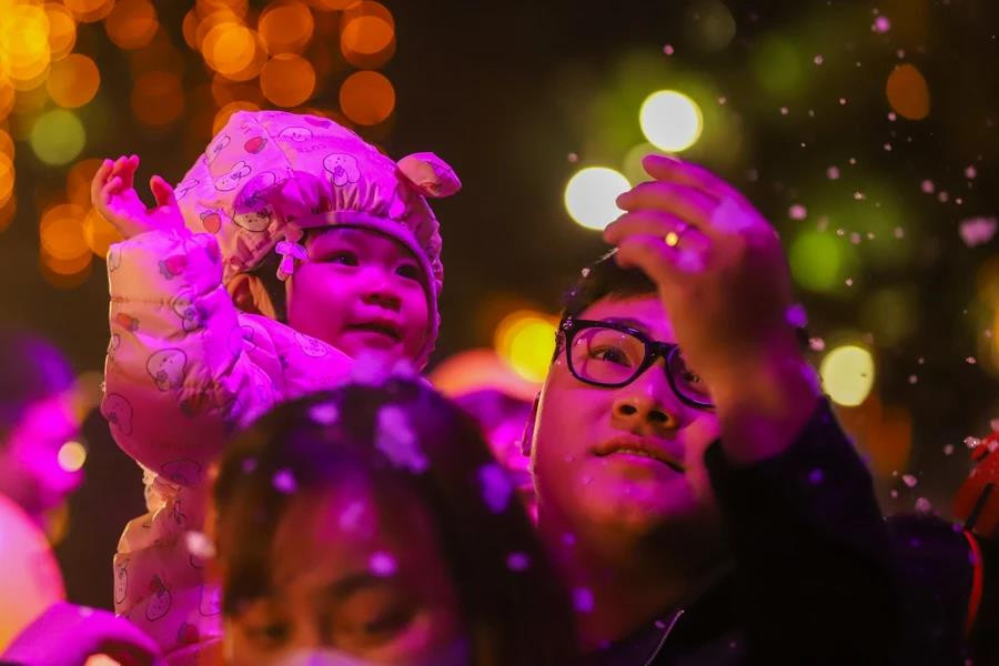 Семьи приводят детей погулять на пешеходную улицу Чан Нян Тонг, где можно полюбоваться как падает «снег»... (Фото: Vietnam+)