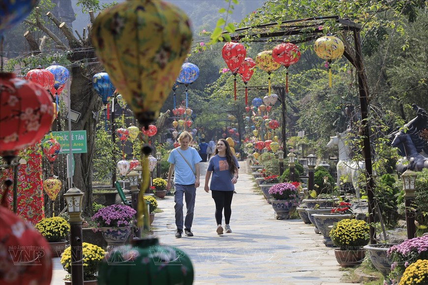 Посетители в Старом квартале туристического комплекса Тамкок. (Фото: ВИА)