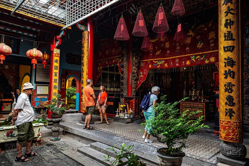 Иностранные туристы приезжают сюда, чтобы осмотреть пагоду Киен Ан Кунг и выразить свое почтение. (Фото: ВИА)