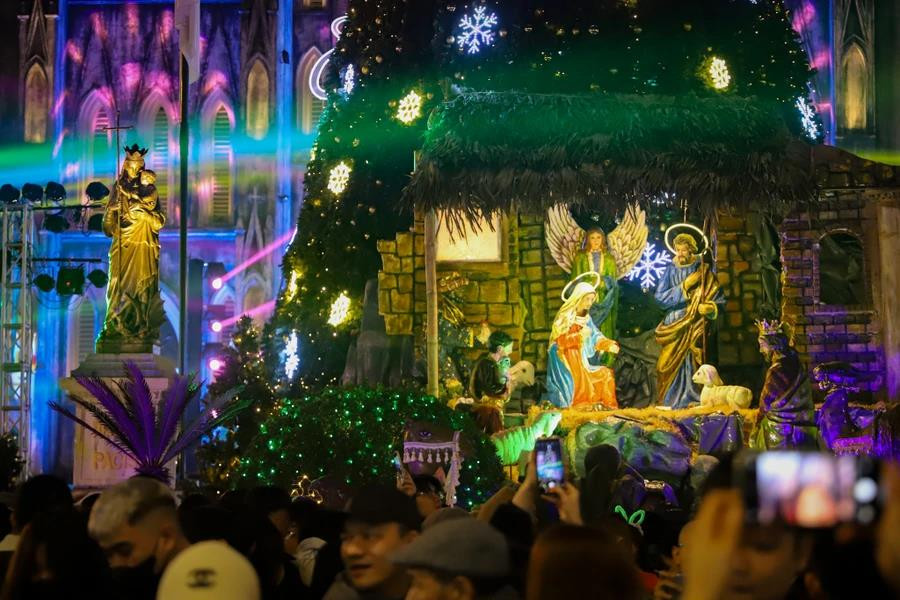 Как уже отмечалось, в этом году многие люди собрались здесь пораньше, чтобы повеселиться и насладиться рождественской атмосферой. (Фото: Vietnam+)