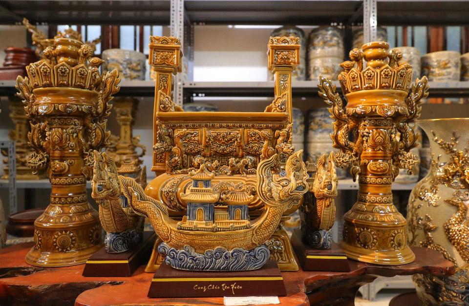 Образец керамического изделия «Нгы Лонг Кхань Хой», на котором изображен король Ли Конг Уан, любующийся пейзажами страны Дайвьет на лодке-драконе. (Фото: ВИА)