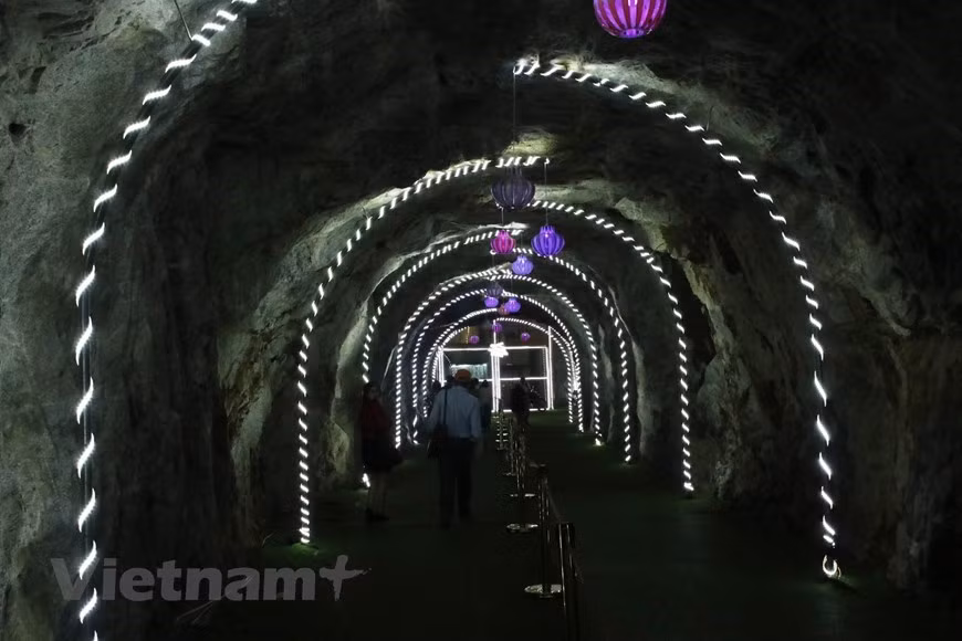 На туристическом объекте посетители должны пройти через туннель, а затем подняться на подъемнике, чтобы добраться до стеклянного моста Ронг Май. От нижнего этажа подъемника до стеклянного моста 305 м, что эквивалентно 102-этажному зданию, в том числе 80 м под землей и 225 м над землей. Система подъемника, состоящая из трех слоев прозрачного закаленного стекла, может перевозить 30 пассажиров одновременно и 1.200 пассажиров в час, доставляя туристов на стеклянный мост, чтобы погрузить их в горную природу, где они могут полюбоваться захватывающими дух природными пейзажами туманных скалистых гор в северо-западном регионе Вьетнама. Гористая провинция Лайчау, расположенная примерно в 450 км к северо-западу от Ханоя, может похвастаться первобытной и загадочной красотой, которую стоит изучить. (Фото: Вьетнам+) 