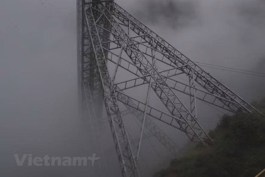 Это подъемник, который доставляет посетителей из горного туннеля на стеклянный мост Ронг Май. Туристический объект «Стеклянный мост Ронг Май», проинвестированный компанией Hoang Lien Son Group (Sungate Group), является частью туристического проекта Thac Trang (Белый водопад) в общине Шобинь района Тамзыонг, провинция Лайчау. Строительство объекта началось в январе 2018 года, и его общая стоимость составила 1 трлн. донгов (41,8 млн. долл. США). С красивыми пейзажами и мягким климатом круглый год, комплекс имеет такие объекты, как гостиница, система подъемников, мост со стеклянным дном, отвечающий европейским стандартам, ряд бунгало, бассейн и развлекательная зона. Стеклянный мост Ронг Май (Облачный дракон) называют «чудом сказочной страны» благодаря системе пешеходных переходов со стеклянным дном, установленной на высоте 2.300 м над уровнем моря в общине Шонбинь уезда Тамдыонг в северной горной провинции Лайчау. (Фото: Вьетнам+) 
