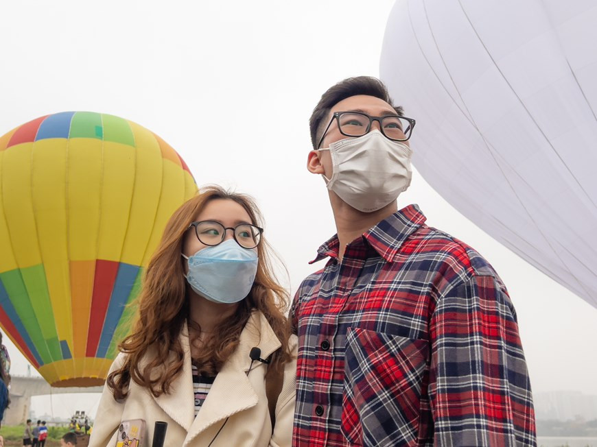 Изюминкой программы станет фестиваль воздушных шаров под названием «Разноцветный Ханой», который пройдет в районе Лонгбьен с 18 одноуровневыми воздушными шарами (высотой 10 м) и 4 семиуровневыми воздушными шарами (высотой 22 м). Посетители могут полетать на воздушном шаре, чтобы увидеть Ханой с высоты. Плавающие фонари в форме воздушных шаров будут зажжены на Красной реке во время акции «Попади в Ханой - Ночь грез». Программа будет транслироваться онлайн через цифровые платформы: YouTube, фан-страницу муниципального департамента туризма и фан-страницу «Попади в Ханой». Ханой планирует обслужить более 10 млн. посетителей в 2022 году, в том числе более 1,2 млн. отдыхающих со всего мира, а общий доход составит более 30 трлн. донгов (1,31 млрд. долл. США). (Фото: Vietnam+) 