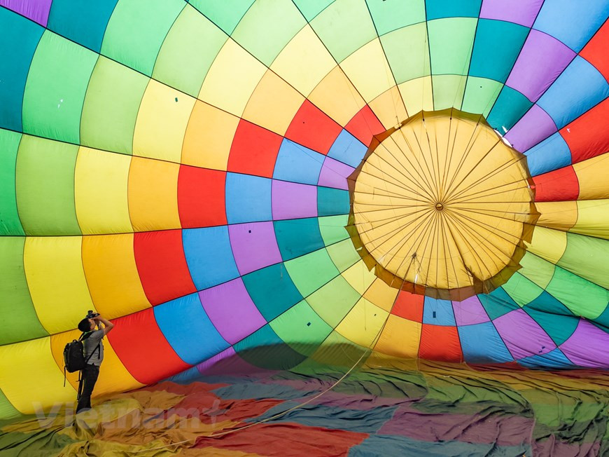 На фоне растущего спроса со стороны туристов многие фирмы начали предлагать разнообразные продукты. Фам Ван Бей, заместитель директора ханойского филиала Vietravel, сказал, что фирма разработала 1-3-дневные туры для посетителей в Ханое, предлагая клиентам привлекательные рекламные программы. Нгуен Тьен Дат, генеральный директор AZA Travel, считает, что спрос на путешествия резко возрастет в марте и апреле. Помимо направлений в Ханое, туристы часто выбирают близлежащие направления, такие как пагода Там Чук в Ханаме и северо-западные горные районы, такие как Сапа, Мокчау, Майчау и Хажанг, или теплые пляжи в Фукуоке, Фантьете, Вунгтау и Нячанге. Дат заявил, что в этом году сектор туризма восстановится и восстановит темпы роста. Департамент туризма Ханоя работал с соответствующими агентствами, авиакомпаниями и туристическими фирмами, чтобы подготовить необходимые условия для повторного открытия, восстановления и развития туристического сектора. На первом этапе местные фирмы будут ориентироваться на внутренних посетителей, прежде чем обращаться к иностранным туристам. (Фото: Vietnam+) 