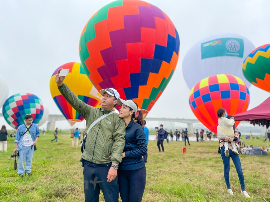 Ханой запускает деятельность по продвижению туризма. Туристическая программа «Попади в Ханой-2022» пройдет 25-27 марта и будет включать в себя ряд мероприятий, направленных на восстановление туризма в «новой нормальной» ситуации. Программа, которая будет проходить на площади Ли Тơай То у озера Хоанкием в центре Ханоя и других местах, является первой из серии мероприятий в 2022 году, направленных на поддержку политики восстановления туризма в столице безопасным и гибким образом, удерживая COVID-19 под контролем, теперь, когда Вьетнам официально вновь открыл международный туризм. Церемония открытия запланирована на 20:00 25 марта и включает в себя показ короткометражного фильма «Разноцветный Ханой», а также представления музыкальных и изобразительных искусств. (Фото: Vietnam+) 