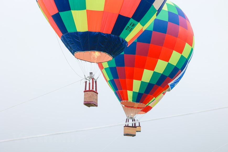 Город будет стремиться разрабатывать уникальные туристические продукты для удовлетворения спроса посетителей и улучшать качество туристических продуктов и направлений, связанных с объектами наследия, реликвиями и ремесленными деревнями. Будут организованы семинары для обучения местных жителей в пунктах назначения знаниям и навыкам, связанным с обслуживанием туристов. В то же время в некоторых районах также будут проводиться учебные занятия по туризму на базе местных сообществ. Гостиницы и курорты во внутренних и пригородных районах поощряются к реализации программ продвижения, а также услуг, направленных на удовлетворение спроса туристов на краткосрочный отдых. Муниципальный народный комитет также поручил агентствам ускорить создание продовольственных и пешеходных улиц, таких как расширение существующих пешеходных улиц вокруг озера Хоанкием и его окрестностей, а также открытие пешеходных зон вокруг древней цитадели Сонтай и Нгок Хан в районе Бадинь. . (Фото: Vietnam+) 