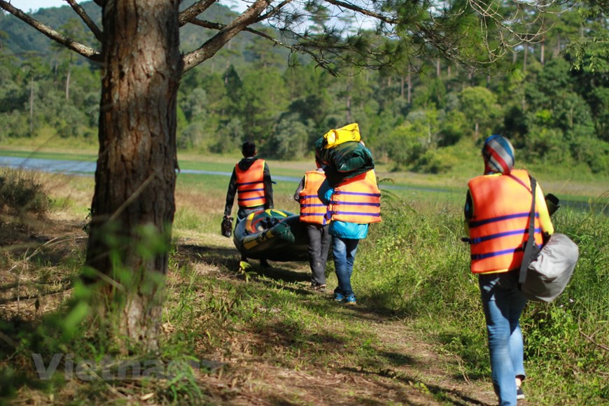 Сад сухих цветов в Далате. Далатский сухой цветочный сад, принадлежащий Далатской биотехнологической корпорации лесных цветов, представляет собой место для посещения в сочетании с жильем и кафе, расположенным в непосредственной близости от «Долины любви». Среди многих цветочных садов Далата цветник сухих цветов является уникальным местом. Цветы сушат по современной японской технологии. Туристы приезжают сюда не только, чтобы купить цветы, но и сделать из сухих цветов такие изделия, как гигантские корзины, цветочные куклы или картины из засушенных цветов. Далат находится среди лучших направлений для любителей цветов по версии Booking.com. Для тех, кто хочет остаться в окружении успокаивающей зелени, забронируйте отель Rung Hoa, который предлагает здесь спокойное и комфортное проживание. (Фото: Vietnam+) 