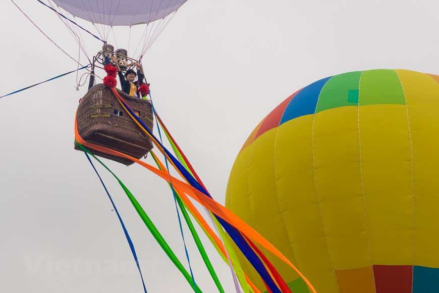 За 7 дней праздника Ханой принял более 105.000 посетителей, причем все местные туристические направления и развлекательные центры, такие как музеи, парки, объекты экотуризма и курорты, зафиксировали рост количества. Bao Son Paradise Park, комплекс зоопарка, бассейна, парка развлечений и аквариума, обслужил около 20.000 посетителей, а национальный парк Бави также принял около 25.000 туристов. Чтобы адаптироваться к новой ситуации, Ханой разрешил вновь открыть музеи, парки, объекты экотуризма, курорты и кинотеатры, а также памятники. С 16 февраля откроется пагода Хыонг, популярное духовное туристическое место, которое, как ожидается, будет способствовать развитию фестивального туризма, одной из сильных сторон городского туризма в праздничный сезон в первые месяцы года. В этом году Ханой сосредоточится на развитии внутреннего туристического рынка, рассматривая его как мотивацию для его восстановления, при этом используя международный рынок в определенной дорожной карте. В 2022 году Ханой ожидает 9-10 млн. посетителей, в том числе 1,2-2 млн. иностранцев. (Фото: Vietnam+) 