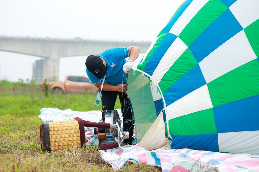 В 20:00 25 марта программа «Туризм в Ханое-2022» открылась в цветочном саду Ли Тхай То, район Хоанкием, Ханой. Это сочетание музыки, света и визуальных образов достопримечательностей Ханоя; наряду с показом короткометражного фильма «Разноцветный Ханой», музыки и изобразительного искусства «Очаровательный Ханой», визуального искусства «Любовь Ханоя», музыкальных представлений. В частности, на мероприятии также будут представлены низко висящие воздушные шары на улице Динь Тиен Хоанг, 10 одноуровневых воздушных шаров (высотой 10 м) и 1 семиуровневый воздушный шар (высотой 22 м). Программа транслировалась онлайн через цифровые платформы: YouTube, фан-страницу муниципального департамента туризма и фан-страницу «Попади в Ханой». Это является частью туристической программы «Попади в Ханой-2022», призванной ответить на возобновление туристической деятельности, приветствуя иностранных туристов в «новой нормальности» в столице. (Фото: Vietnam+) 