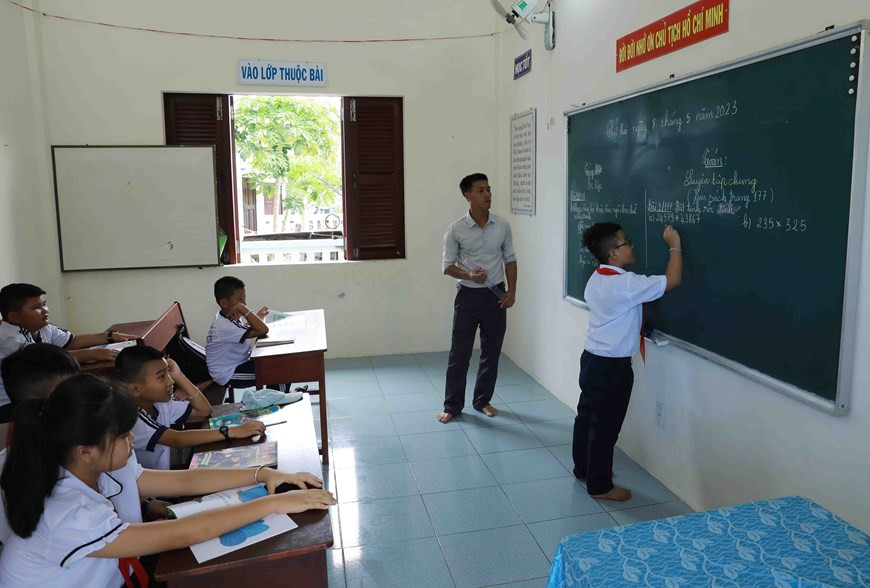  Более того, в гордке Чыонгша, общине Шонгтытай и общине Шиньтон построены три начальные школы для учащихся детского сада вплоть до 5 класса. Спортивно-развлекательные центры, построенные на острове Чыонгша, способствуют улучшению духовной жизни жителей островного уезда. (Фото: ВИА)