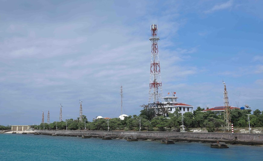 Островной уезд Чыонгш оснащен солнечной энергией, телекоммуникациями и телевизионными системами, что способствует улучшению духовной жизни офицеров, солдат и простых людей. (Фото: ВИА)