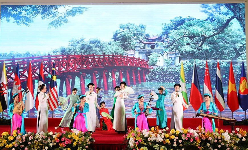 Художественное представление на церемонии открытия 36-го саммита АСЕАН (Фото: ВИА)