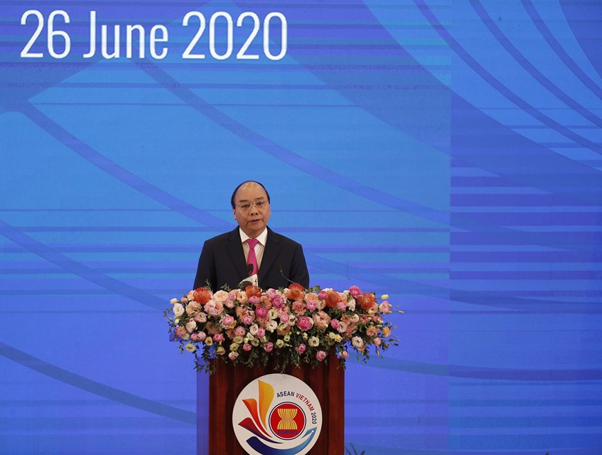 Премьер-министр Нгуен Суан Фук, Председатель АСЕАН 2020, выступает с приветственной речью на церемонии открытия 36-го Саммита АСЕАН (Фото: ВИА)