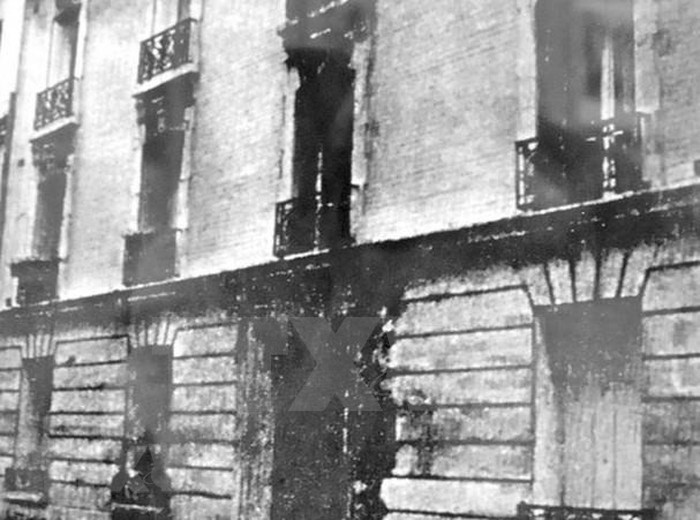 После долгого и тяжелого путешествия по многим странам, включая Францию, Великобританию и США, Нгуен Ай Куок вернулся в 1919 году во Францию и стал жить в доме № 6 Villa des Gobelins (округ 13, Париж). Здесь он непосредственно участвовал в зарубежных вьетнамских и французских рабочих движениях и изменил свое имя на Нгуен Ай Куок. В 1919 году Нгуен Ай Куок разработал список требований вьетнамского народа из 8 пунктов перед Версальской конференцией (Фото: Архив)