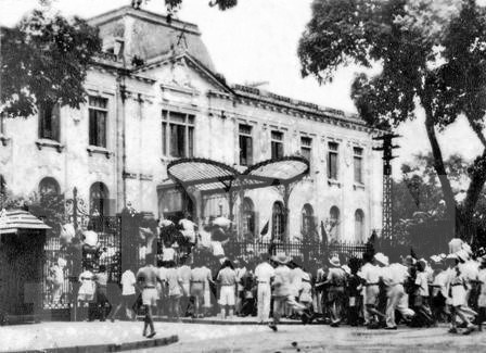 19 августа 1945 года жители Ханоя прошли маршем и заняли резиденцию губернатора Тонкина, ныне правительственная гостиница для зарубежных гостей и делегаций (Фото: Архив).