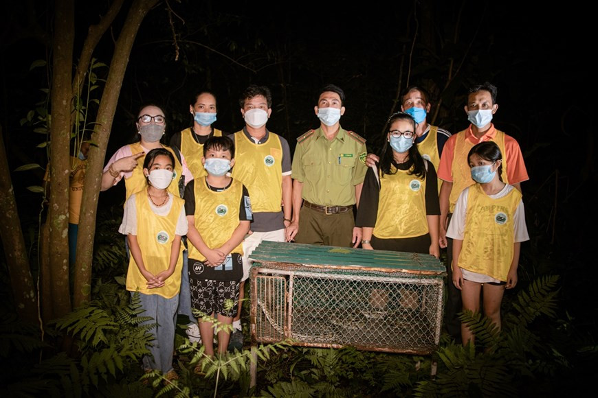 Лесничие, дети и их родители, присоединившиеся к программе выпуска дикой природы в национальном парке Кукфыонг, позируют для группового фото. В последние шесть десятилетий Кукфыонг служил не только «колыбелью» для подготовки кадров для лесного сектора, но и идеальным местом для проведения экологического просвещения. В последнее время правление парка одновременно реализует три основных направления: охрана лесов и сохранение биоразнообразия; научные исследования и международное сотрудничество по охране природы; экологическое образование и развитие экотуризма. Экологическое просвещение посредством экотуризма является эффективным каналом повышения осведомленности общественности и передачи послания о любви к природе и ее сохранении. Цель программы - распространить любовь к природе и жить более ответственно в гармонии с ней. Наблюдая за тем моментом, когда животные «оживают», каждый посетитель обязательно получит энергию лесов своими собственными чувствами и поймет нашу миссию - донести наше послание до семьи и близких об ответственности общества за устойчивое развитие. (Фото: Вьетнам+)