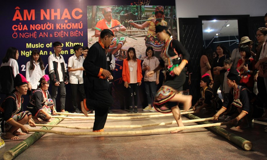 Танец на палочках «сап» привлек внимание многих молодых людей. (Фото: кор./Vietnam +)