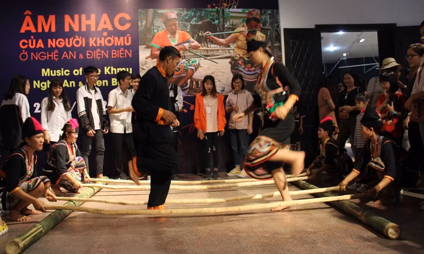 Танец на палочках «сап» привлек внимание многих молодых людей. (Фото: кор./Vietnam +)