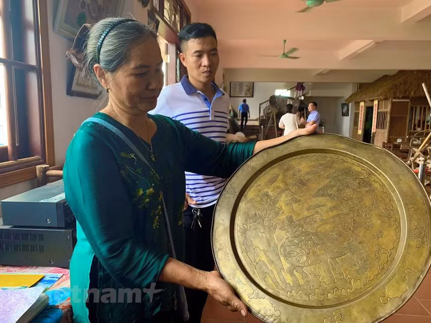Основатель Музея Нго Тхи Кхиеу (в зеленой).(Фото: Суан Май / Vietnam +)