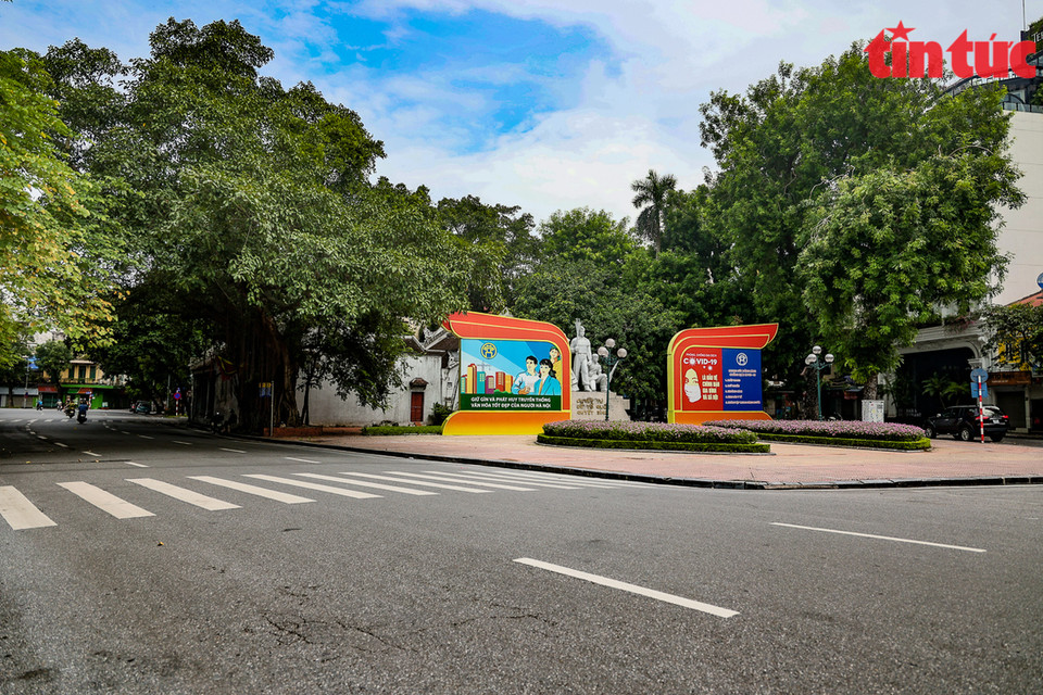 Памятник ополченцам, погибшим в исторической битве «60 дней и ночей для защиты столицы» стоит в тишине посреди пустой улицы. (Фото: ВИА)