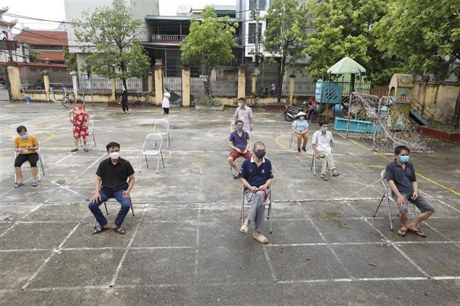 Люди в общины Нгокхой пришли сдавать пробы на тестирование на COVID-19. (Фото: ВИА)