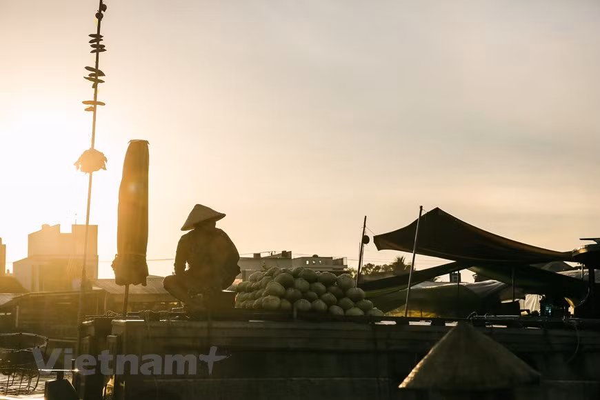 На плавучем рынке Кайранг сформирована довольно уникальная форма маркетинга в виде “шеста бео”. Это длинный шест, установленный на лодке, на котором продавцы развешивают образцы своих товаров. Издалека покупатели могут увидеть ассортимент товаров на лодке и сделать свой выбор. Таким образом, шесты бео сами стали отличительной чертой плавучего рынка. (Фото: Минь Шон/ВИА)