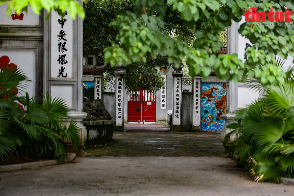 Храм Нгокшон (Хоанкием, Ханой), реликвия, связанная с озером Возвращенного Меча, символом столицы, был закрыт сразу после решения Народного комитета Ханоя. (Фото: ВИА)