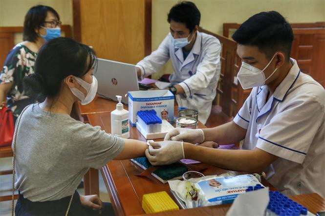 Врачи проводят экспресс-анализы крови для доноров крови. (Фото: ВИА)