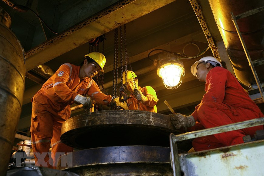 Рабочие ремонтируют оборудование на буровых установках на месторождении Батьхо. (Фото: ВИА)