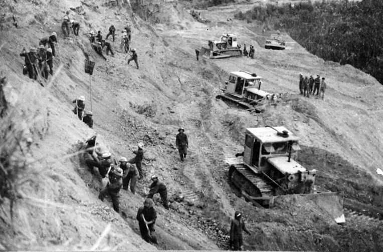 В течение 16 лет (1959-1975гг.), преодолевая множество трудностей и под «дождем» вражеских бомб, бойцы ВНА и добровольцы построили дорогу через лес Чыонгшон на Юг страны - легендарную тропу имени Хо Ши Мина. По этой тропе перебросились силы ВНА, перевозили оружие, продукты на Юг, чтобы свергнуть марионеточный режим, завоевать конечную победу в 30-летней войне сопротивления против американских агрессоров. Тропа им. Хо Ши Мина стала символом революционного героизма Вьетнама в ХХ веке. (Фото: ВИА)