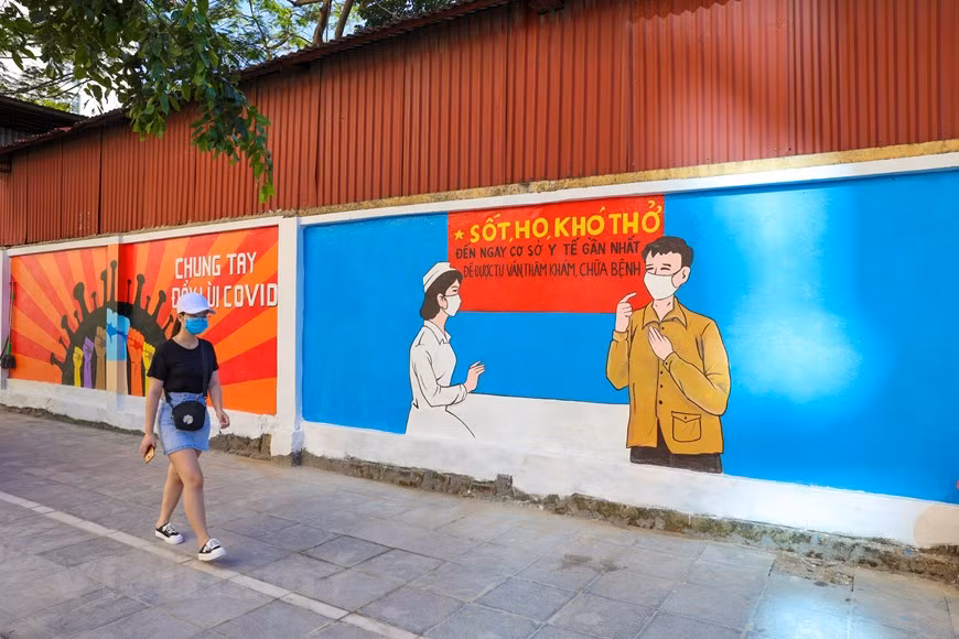 Стена протяженностью почти 100 метров с 10 широкоформатными пропагандистскими росписями о профилактике COVID-19. (Фото: Vietnam +)