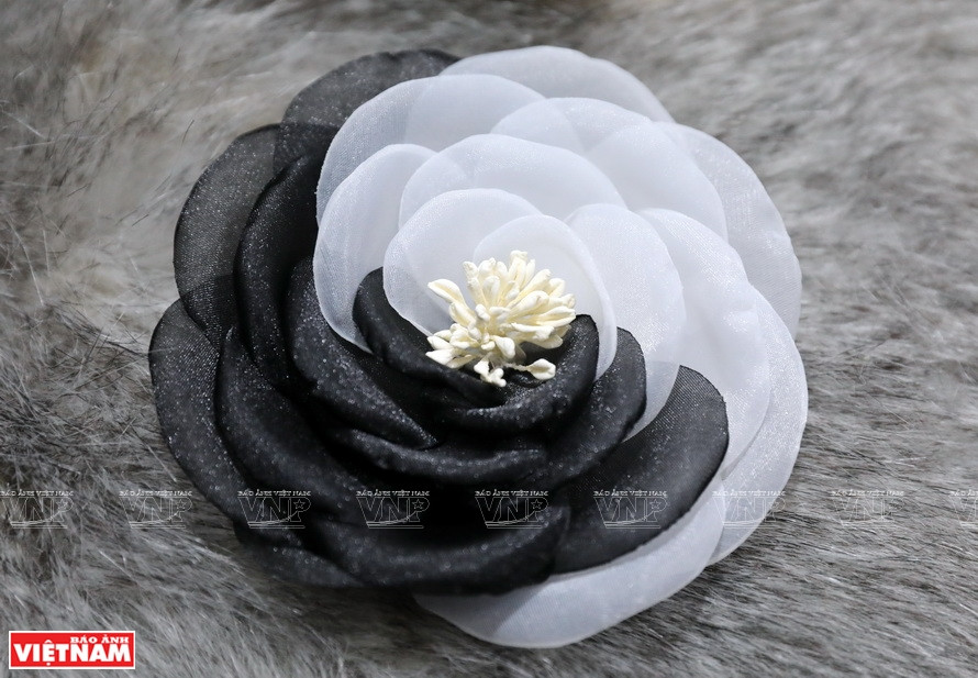 Броши в виде цветов из разных материалов, стилей