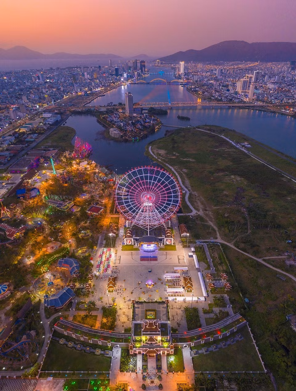 На фотографии был снят панорамный вид города Дананг на закате, Азиатский парк и мосты через реку Хан.