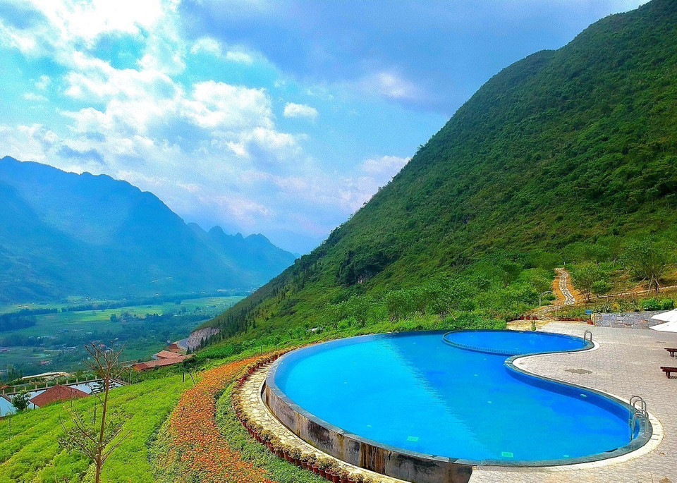 Бассейн "инфинити" на курорте H MONG VILLAGE. (Фото: ВИА)