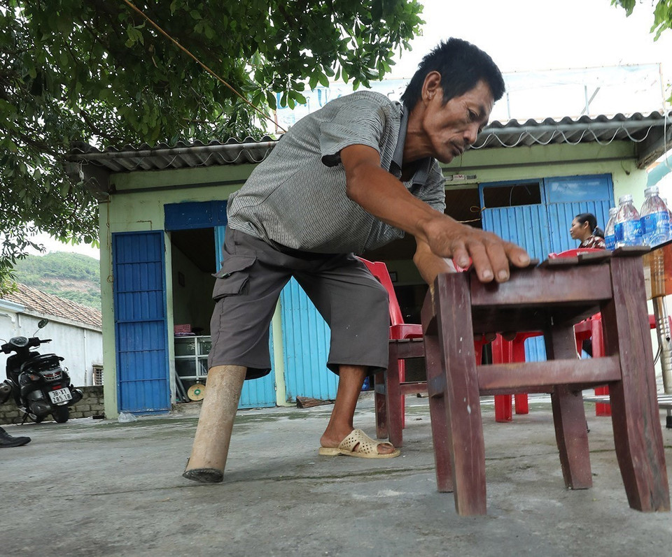 С 1975 года по настоящее время бомбы и мины все еще взрываются на вьетнамской земле, в результате чего погибло более 40.000 человек, 60.000 получили ранения, в основном главный добытчик в семье и дети. (Фото: Лам Кхань/ВИА)