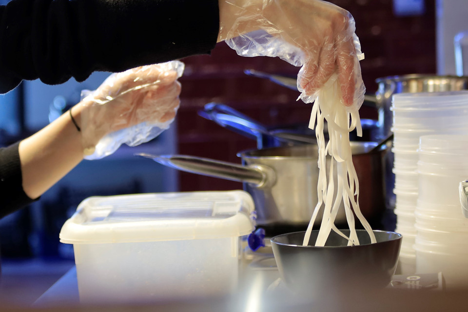 Поставку вьетнамских ингредиентов осуществляют мелкие вьетнамские торговцы в Изевске. (Фото: ВИА)